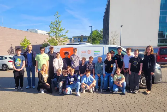 Schüler der Klasse 6a der Knabenrealschule bei der Spendenübergabe für unseren Leb-mit-Laden-Tafelad 