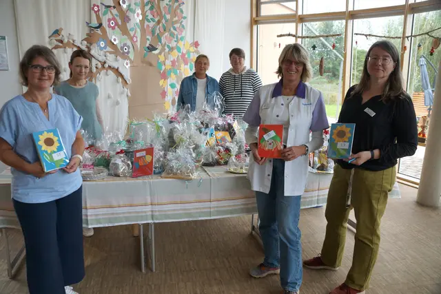 Foto (Iris Lederer) v.l.: Daniela Wanka, Tatjana Heckler-Gulluscio, Alexandra Aydin, Ute Murner (alle Tagespflege), Andrea Bielesch (Pflegedienstleitung ambulante Pflege), Ilka Kolb (Fachstelle für pflegende Angehörige)