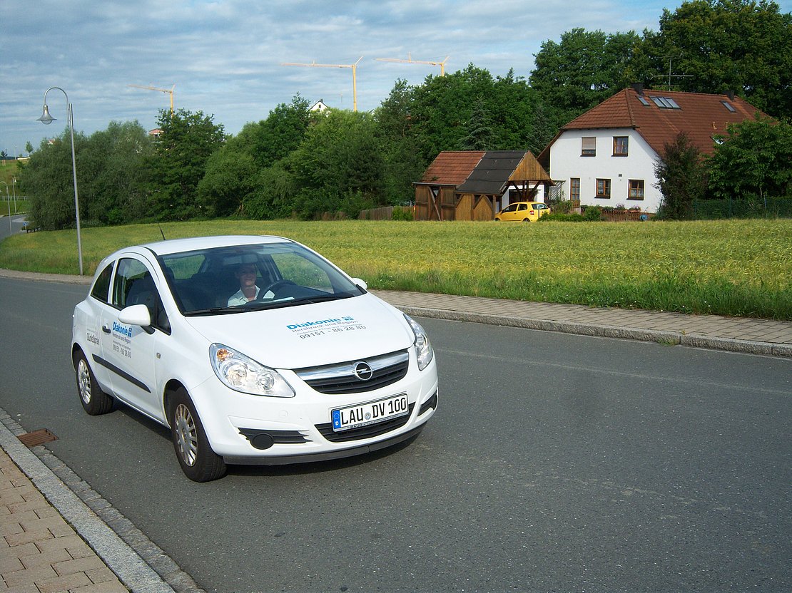 Diakoniefahrzeug auf Tour unterwegs