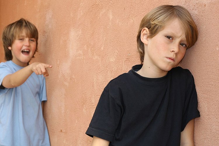 Bild von einem Jungen, der von einem anderen Jungen ausgelacht wird