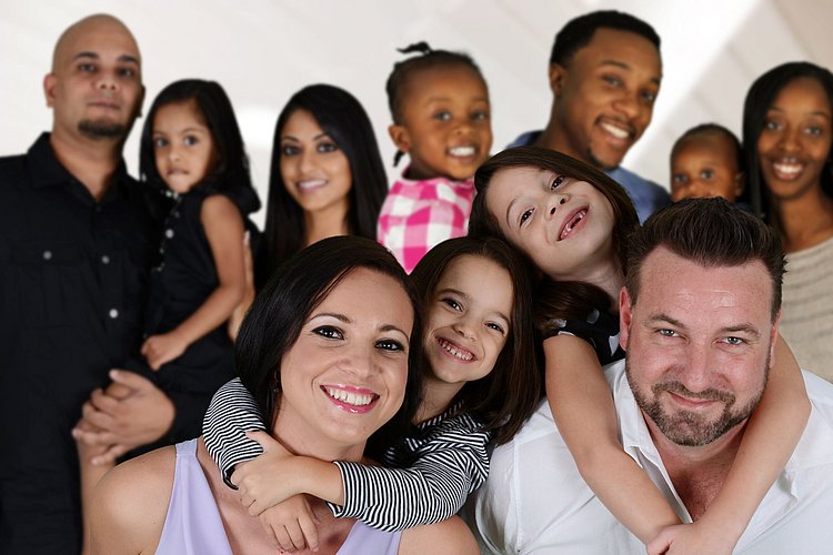 Bild von verschiedenen Eltern mit ihren Kindern