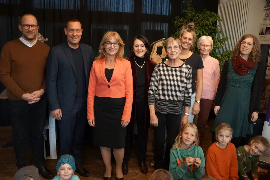 Foto (Iris Lederer) v.l.: Tobias Schäfer (Dekan), Armin Kroder (Landrat), Elke Kaufmann (Vorständin Diakonie NAH e.V.), Cornelie Fritz (Initiatorin von Nachbarn Werden), Chris Fritsch (Nachbarn Werden), Melanie Ketterer (Projektleiterin Nachbarn Werden bei der Diakonie NAH e.V.), Gerlinde Schelbert (Nachbarn Werden) Hanna Schröter (Bereichslei-tung Soziale Dienste Diakonie NAH e.V.) 