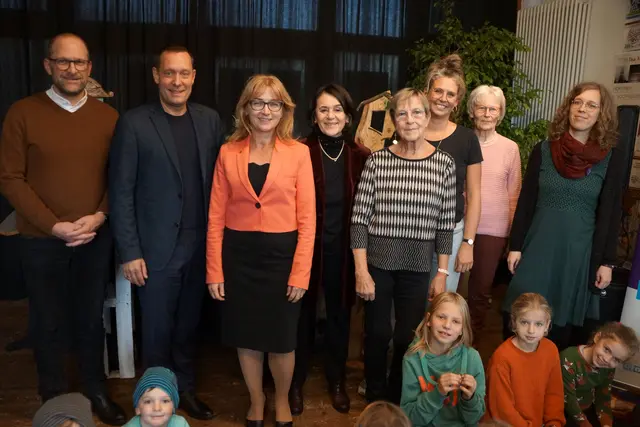 Foto (Iris Lederer) v.l.: Tobias Schäfer (Dekan), Armin Kroder (Landrat), Elke Kaufmann (Vorständin Diakonie NAH e.V.), Cornelie Fritz (Initiatorin von Nachbarn Werden), Chris Fritsch (Nachbarn Werden), Melanie Ketterer (Projektleiterin Nachbarn Werden bei der Diakonie NAH e.V.), Gerlinde Schelbert (Nachbarn Werden) Hanna Schröter (Bereichslei-tung Soziale Dienste Diakonie NAH e.V.) 
