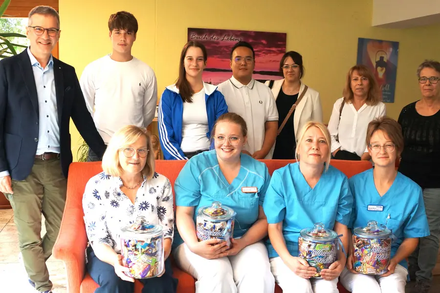 Foto (Iris Lederer): v.l. hinten: Manfred Meyer, Quirin Meyer, Josefa Meyer, Tony Nguyen, Jasmin Thierold, Lisa Meyer), Beate Völkl (Leitung Martin Schalling Haus), v.l. vorne: Maria Simbeck, Melina Dunker, Brigitte Grund, Nicole Meyer (alle Martin-Schalling-Haus)