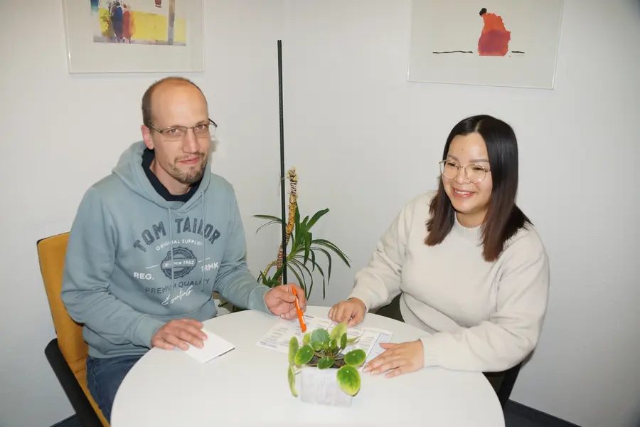 Stefan Süss und Thy Nguyen in der Beratungssstelle