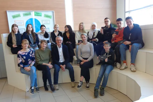 Schülerinnen und Schüler der Weinbergerschule mit Lehrkräften, Mitarbeitenden der Diakonie und Past-Präsident des Lions Club