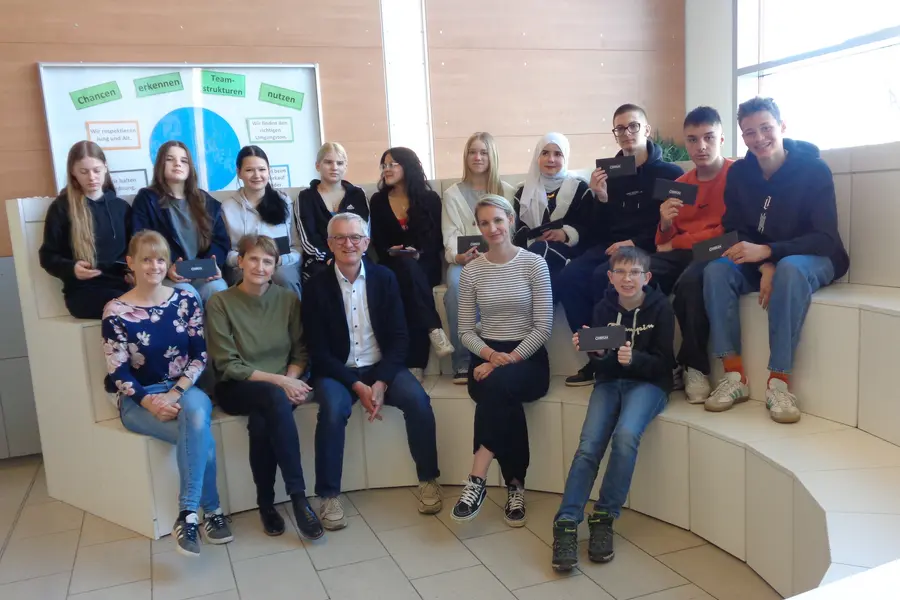 Danke an die Weinbergerschule Schülerinnen und Schüler der Weinbergerschule mit Lehrkräften, Mitarbeitenden der Diakonie und Past-Präsident des Lions Club