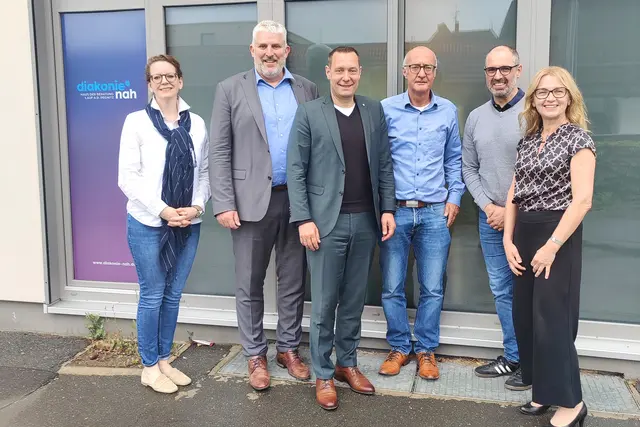 v.l. Anne Morris (Diakonie NAH e.V.), 1. Bürgermeister Thomas Lang, Landrat Armin Kroder, Ekkehard Lorenz (Dommer-Stiftung), Sebastian Dick (Mitarbeiter Erziehungs- und Jugendberatungsstelle), E. Kaufmann (Diakonie NAH e.V.)