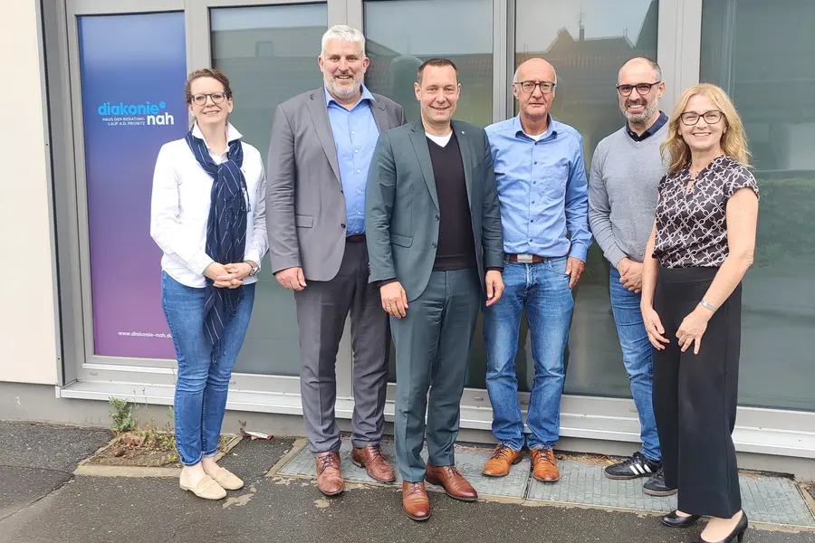 v.l. Anne Morris (Diakonie NAH e.V.), 1. Bürgermeister Thomas Lang, Landrat Armin Kroder, Ekkehard Lorenz (Dommer-Stiftung), Sebastian Dick (Mitarbeiter Erziehungs- und Jugendberatungsstelle), E. Kaufmann (Diakonie NAH e.V.)