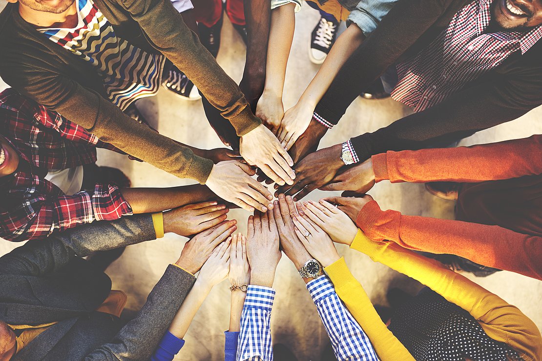 CR_AdobeStock_101678451_Viele Hände helfen zusammen