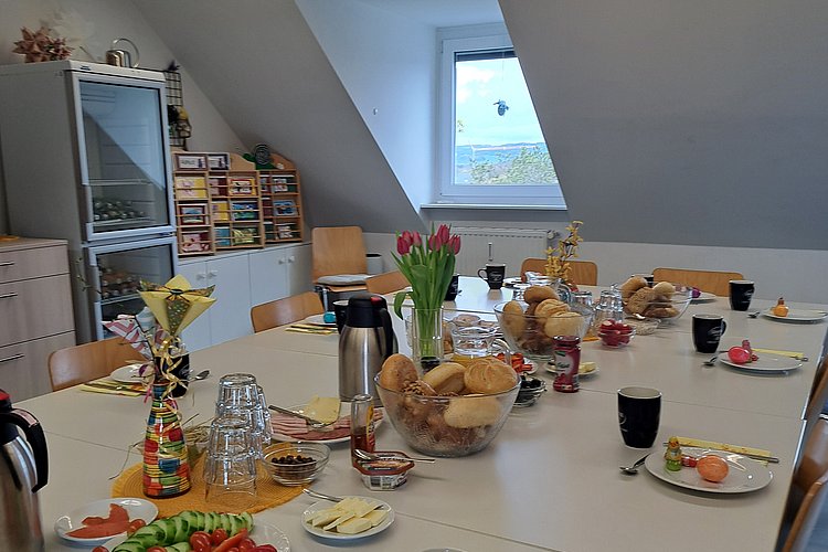 Osterbrunch, gedeckter Frühstückstisch im Tageszentrum