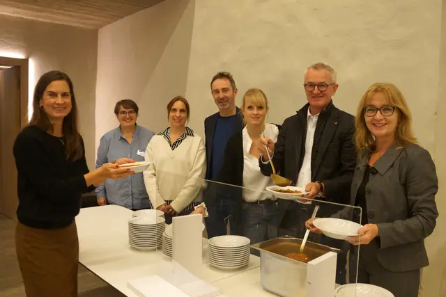 Foto (Iris Lederer) v.l.: Franziska Hutzler (Diakonie NAH e.V), Karin Heimerl (Dekanat Neu-markt), Gudrun Baier (Diakonie NAH e.V.), Michael Murner (Pfarrer), Sonja Schambeck (Diakonie NAH e.V.), Bernd Hammerbacher (Lions Club Neumarkt),Elke Kaufmann (Vor-ständin Diakonie NAH e.V.) 