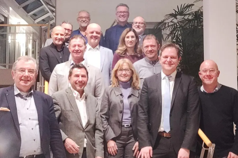 Foto: Selbstauslöser (v.l.n.r. A.Scherer, S.Göpel, M. Glaser, T. Thumann, K.Zimmermann, S.Großhauser, D. Lippmann, E. Kaufmann, A. Moser, K. Ziegler, R. Theil, S. Haas, M. Meier, A. Fersch)