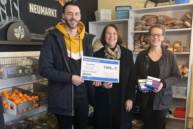 Foto (Franziska Hutzler) v. l.: Thomas Torres Caraballo (Diakonie NAH e.V.), Tanja Fiederer (Irema, Personalleitung & Referentin des Vorstands), Anne Morris(Diakonie NAH e.V) 