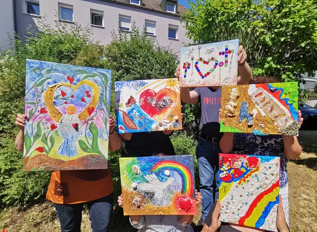 Foto (Lena Semmler): Gestaltete Bilder aus dem Tageszentrum
