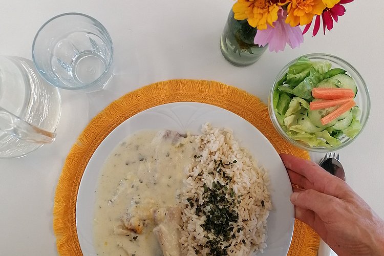 Mittagstisch im Tageszentrum: Fisch mit Reis.