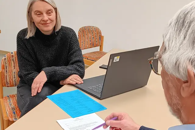 Foto (Iris Lederer): Claudia Brunner-Arnds bei der Beratung