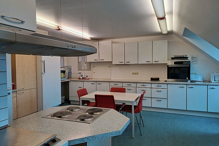 Blick vom Herd auf die Küchenzeile im Tageszentrum