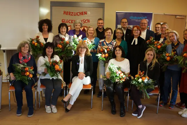 Foto (Iris Lederer): Die geehrten Mitarbeitenden des Seniorenzentrums (alle mit Blumen-strauß) sowie hinten v.l.: Markus Niebler (Diakonie NAH e.V.), Beate Völk (Leitung Senio-renzentrum), Karl Meyer (Marktrat), Christiane Murner (Dekanin), Guido Belzl (Vorsitzen-der PYR-einander), vorne Mitte: Elke Kaufmann (Vorständin Diakonie NAH e.V.)